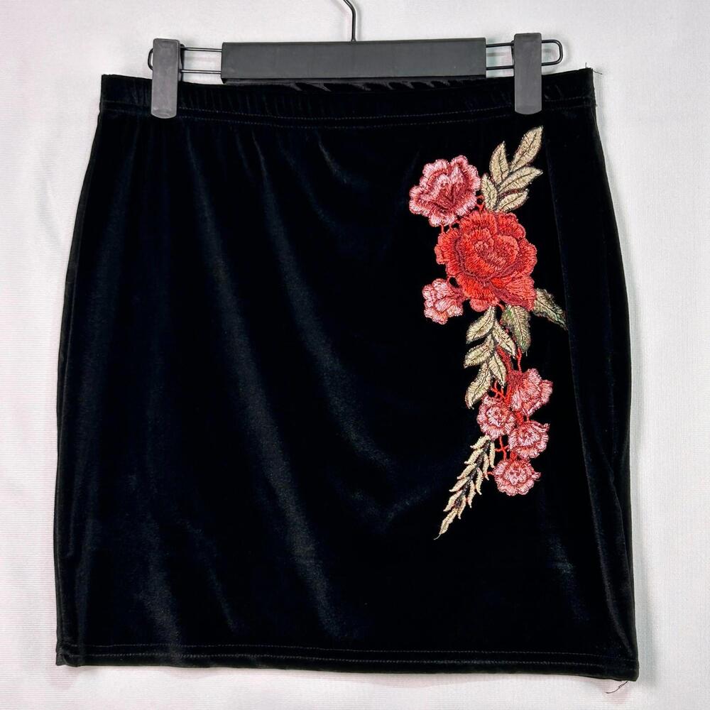 boohoo Black Velvet Floral Embroidered Mini Skirt Size 8